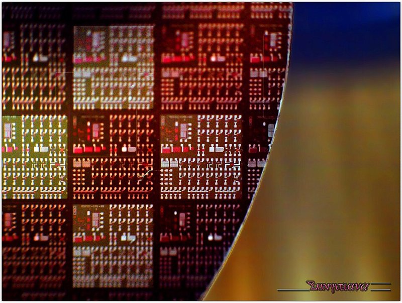 Semiconductor photolithography cleanroom with yellow safelight illumination and vacuum deposition equipment. Advanced packaging requires extreme precision to achieve the nanometer-scale tolerances needed for glass substrate processing. Credit: Wikimedia Commons
